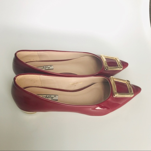 Red Pointed Leather Flats With Gold Buckle - Picture 3 of 6